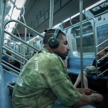 NuraPhone אוזניות אלחוטיות עם אדם ברכבת תחתית בניו יורק