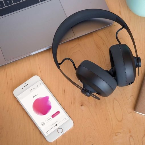 NuraPhone אוזניות אלחוטיות על שולחן ליד מחשב נייד